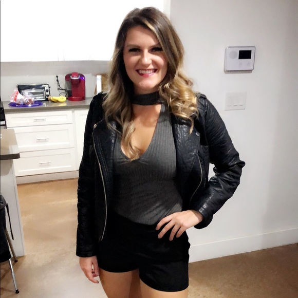 Meet your Posher, Becca - Picture 2 of 3